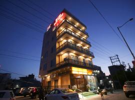 Hotel East Wood Amritsar，位于阿姆利则阿姆利则购物中心附近的酒店