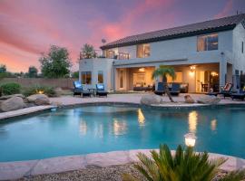 Expansive Mesa Retreat with Private Outdoor Pool!，位于梅萨的酒店