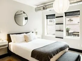 Lux Parkside 1BR - Patio - Sun Deck - Free Parking