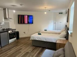 Elegant Central Luton Studio - Contractors/Airport Travellers!