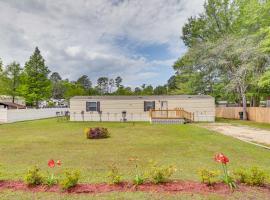 Bonneau Vacation Rental with Private Yard!，位于Bonneau的酒店