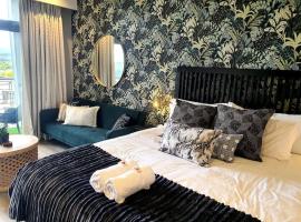 Luxury Menlyn Maine Apartment，位于比勒陀利亚的带停车场的酒店