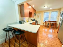 Huge 1 Bed, 2 Baths, Harvard, Porter Davis Sq，位于剑桥的酒店