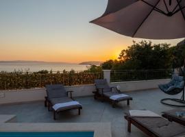 Beautiful Villa Libero with a pool jacuzzi sauna，位于马卡尔斯卡的别墅