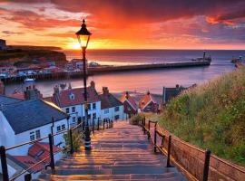 Luxury Nautical Large Apartment - 2 Bedroom - Whitby Centre - FREE Private Parking，位于惠特比的酒店
