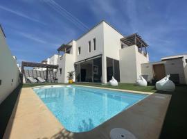 Holyhome villa cinema perfect for families，位于科斯塔特吉塞的酒店