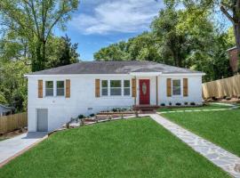 New! Comfy Home with Playground Near Ft Moore!，位于哥伦布的酒店