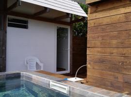 Mara'ai le spot Tubuai, Chambre Triple Deluxe Mahu SDB Privée avec piscine，位于土布艾岛的度假短租房