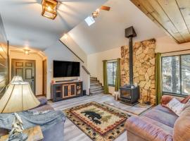 2 Mi to Mi-Wuk Village Cabin with Large Deck，位于Twain Harte的酒店