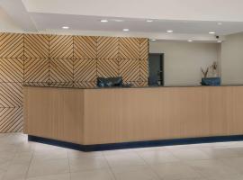Quality Suites Lake Charles Downtown，位于查尔斯湖的酒店