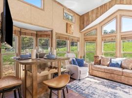 Farm Stay w Pool-15min to Chattanooga-3 Tiny Homes，位于Wildwood的酒店