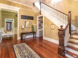 Bumblebee Mansion w Tiny Home Historic Modern