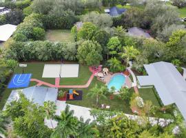 Spacious 8BR w Guesthouse POOL Tons of Games，位于戴维的酒店