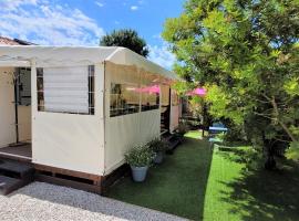 Holiday home on the island of Oleron in a residential park with heated swimming，位于奥雷龙圣皮耶尔的木屋