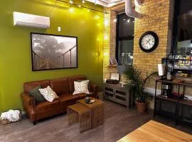 Heart of the City: Cozy 2-Bed Loft