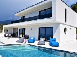 Design Villa SkyBlue mit Pool und Panorama Meerblick，位于伯德古拉的带按摩浴缸的酒店