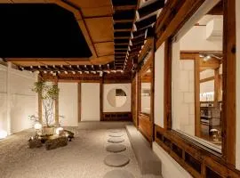 Luxury hanok with private bathtub -Gouheon