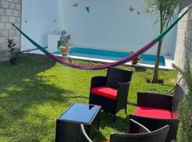 Bonita casa con alberca y aire acondicionado en Oaxtepec Morelos，位于瓦兹特佩克的酒店
