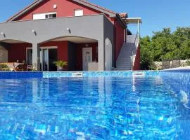 House with swimming pool Blue Diamond