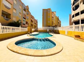 Yellow Apartment-La Mata -2 min to beach, private garage，位于拉马他的酒店