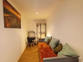Paissible T1 proche de vulcania，位于Pontaumur的酒店