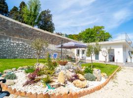 Nientemale Residence Napoli，位于波佐利的带停车场的酒店