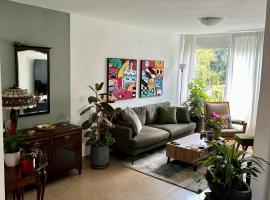 A room in a modern apartment near the Belinson Schneider hospital and the Red Line to Tel Aviv，位于佩塔提克瓦的民宿