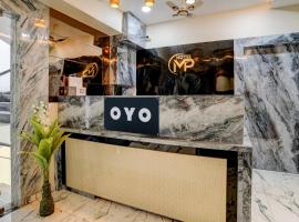 OYO Flagship Hotel Meet Palace，位于艾哈迈达巴德Vastrapur的酒店