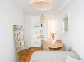 We Parisian The Marais Cozy Home