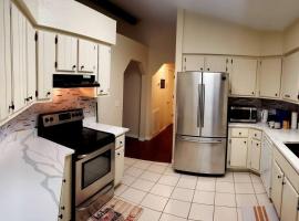 Eclectic Ranch Style Home - Sleeps 12，位于Belleview的酒店