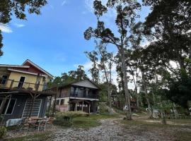 Resort D Rumah Bonda River View Kuala Kangsar，位于Kampong Senawar的酒店