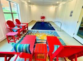 New! Indoor Pool/PS 5/Hot tub/Parkway，位于鸽子谷的酒店