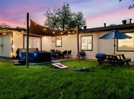 Cozy 3 bedroom with HOT TUB 2 min away from lackland，位于圣安东尼奥的酒店