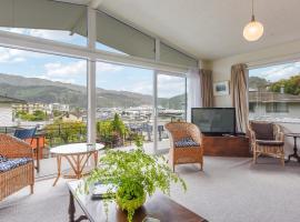 Sunny Seaview House 5 minute walk to town，位于皮克顿的酒店