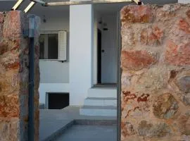 Ariadnis Spacious 3Bd home, 10 mins to Airport, Port, Beach