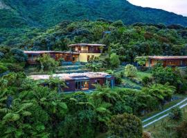 Whare Aroha: Retreat to Wellness，位于Pakawau的木屋