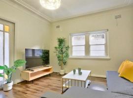 Charming 3 Bedroom on the edge of Downtown Herford St 2 E-Bikes Included，位于悉尼的度假屋