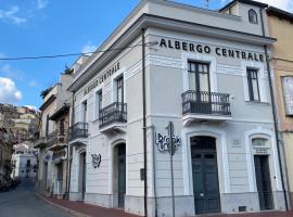 B&B Albergo Centrale Gioiosa Ionica，位于焦约萨伊奥尼卡的旅馆