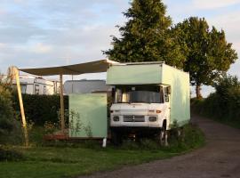 Marilyn - Glamping im Mercedes DüDo auf Camping Seeblick，位于霍尔斯泰因地区诺伊斯塔特的露营地
