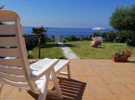 La Villetta sulla Scogliera，位于阿西亚罗利的酒店