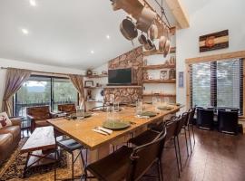 Cozy 2BR Condo Near Peak 8 and Town with Hot Tub Access，位于布雷肯里奇的酒店