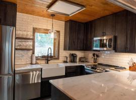 Rustic 3BR Cabin with Scenic Setting Near Breck，位于蓝河的度假屋