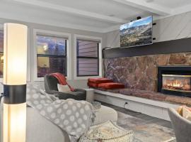 Chic 2BDR Downtown Condo Walk Everywhere，位于布雷肯里奇的酒店