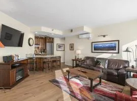 Cozy 1BDR Condo Heart of Town Walk Everywhere