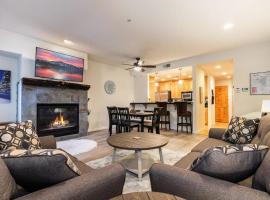 2BDR Condo - Three Minutes to Olympic Valley!，位于塔霍城的酒店