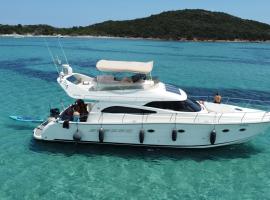 Yacht le Yauta Porto Vecchio，位于维琪奥港的酒店