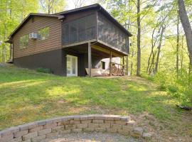 Chesnutt Cabin on the Cacapon River，位于Morton Grove的酒店