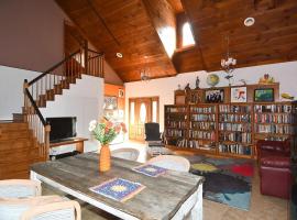 Mountain Meltdown - Pet Friendly, Grill, Wifi, Fire Pit, EV Station -Shared Space - Grill, Fire Pit, Covered Porch, Fountain Pond，位于伯克利斯普林斯的酒店