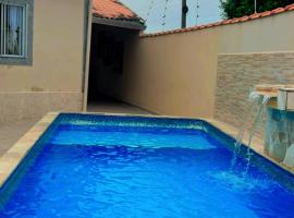 Casa nova com piscina em Itanhaém!!，位于伊塔尼亚恩的酒店