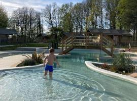 Camping Dun-le-Palestel，位于Dun-le-Palestel的带停车场的酒店